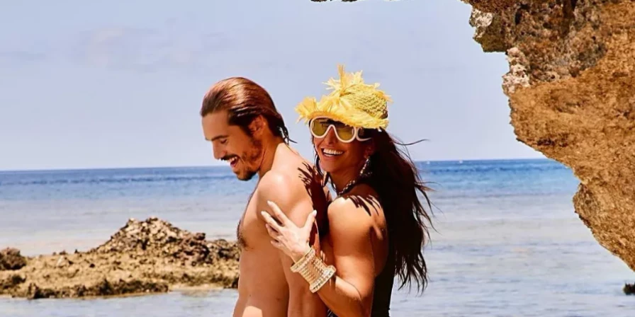 Sabrina Sato revela que está grávida de Nicolas Prattes.