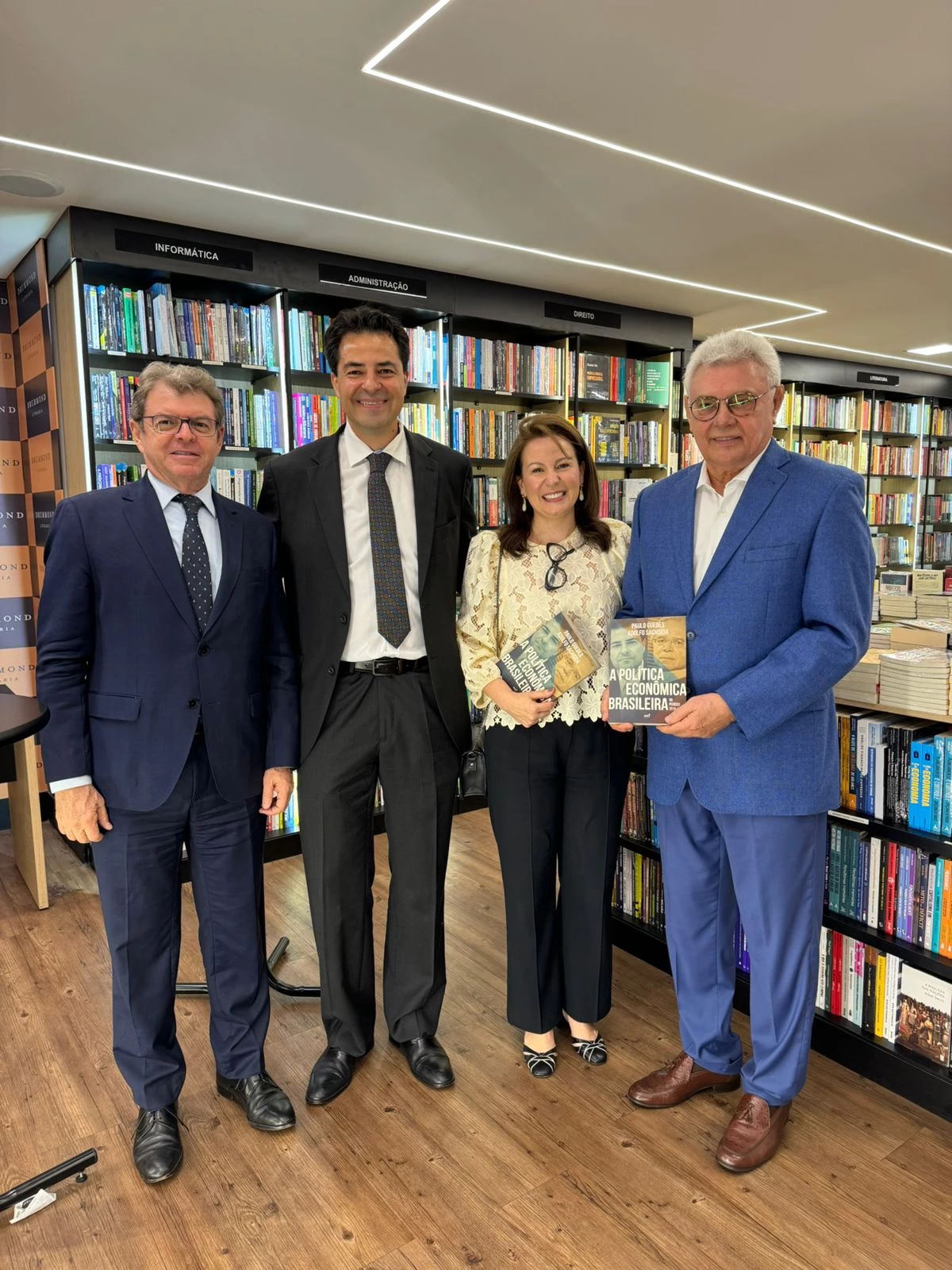 O advogado Francisco Rocha e o empresário Antônio Gentil (leia-se Gentil Negócios) compareceram ao lançamento do livro “A Política Econômica Brasileira no Período de 2019-2022”, de autoria do economista Paulo Guedes, ex-ministro da Economia, e do advogado Adolfo Sachsida, ex-ministro de Minas e Energia, com colaboração de Ana Carolina Laferté, na última terça-feira, na Drummond Livraria, na Avenida Paulista, em São Paulo