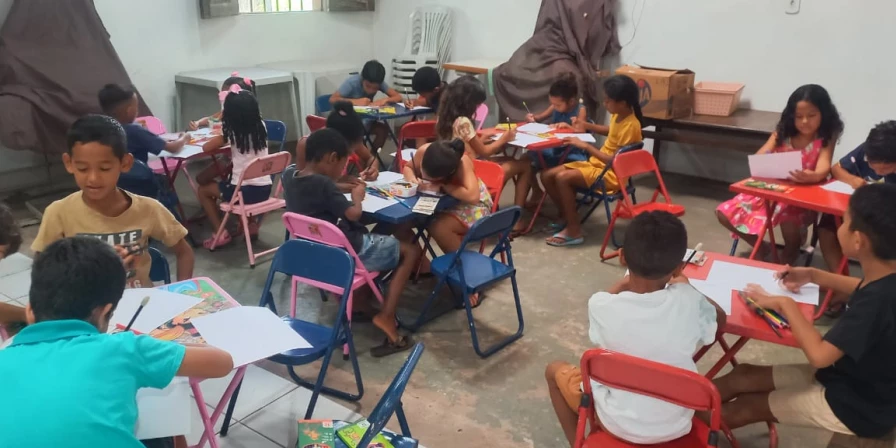 Crianças durante projeto 'Ler é Viver'