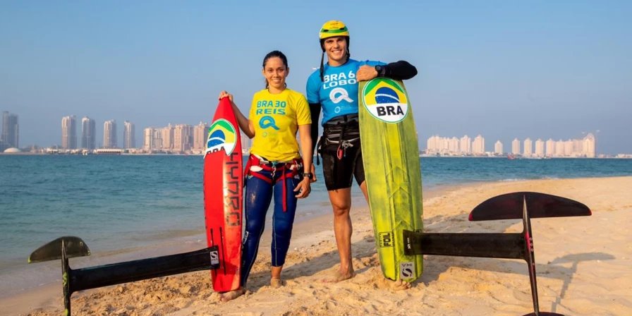 Os kitesurfistas maranhenses Socorro Reis e Bruno Lobo.
