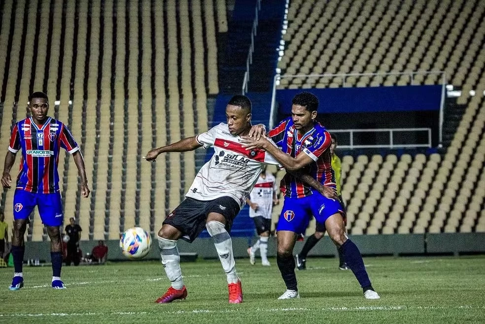 Ryan, em ação contra o MAC, agora será jogador do Maranhão (Crédito: Ariel Lemos / Moto Club)