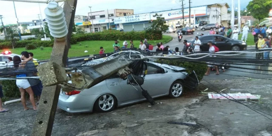 Acidente com quebra de poste.