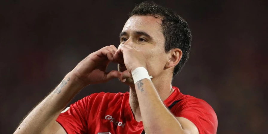 Pablo comemora: o Athletico-PR derrotou o Cruzeiro pelo Brasileirão.