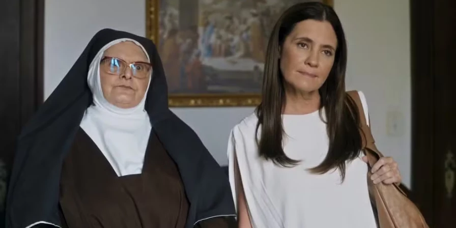 Mércia (Adriana Esteves) ao lado de Irmã Mércia (Jussara Freire) em Mania de Você