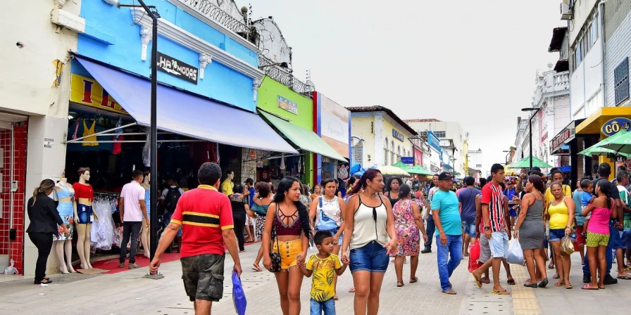 Segundo a pesquisa, a maioria (59%) dos consumidores de pequenos negócios pretende desembolsar mais em 2025 em relação a 2024.