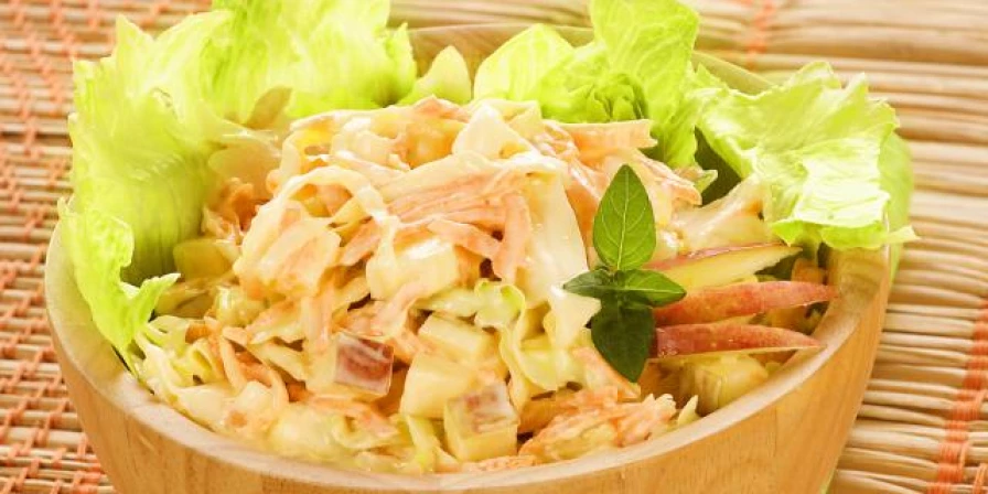 Salada fácil com repolho, cenoura e maça.