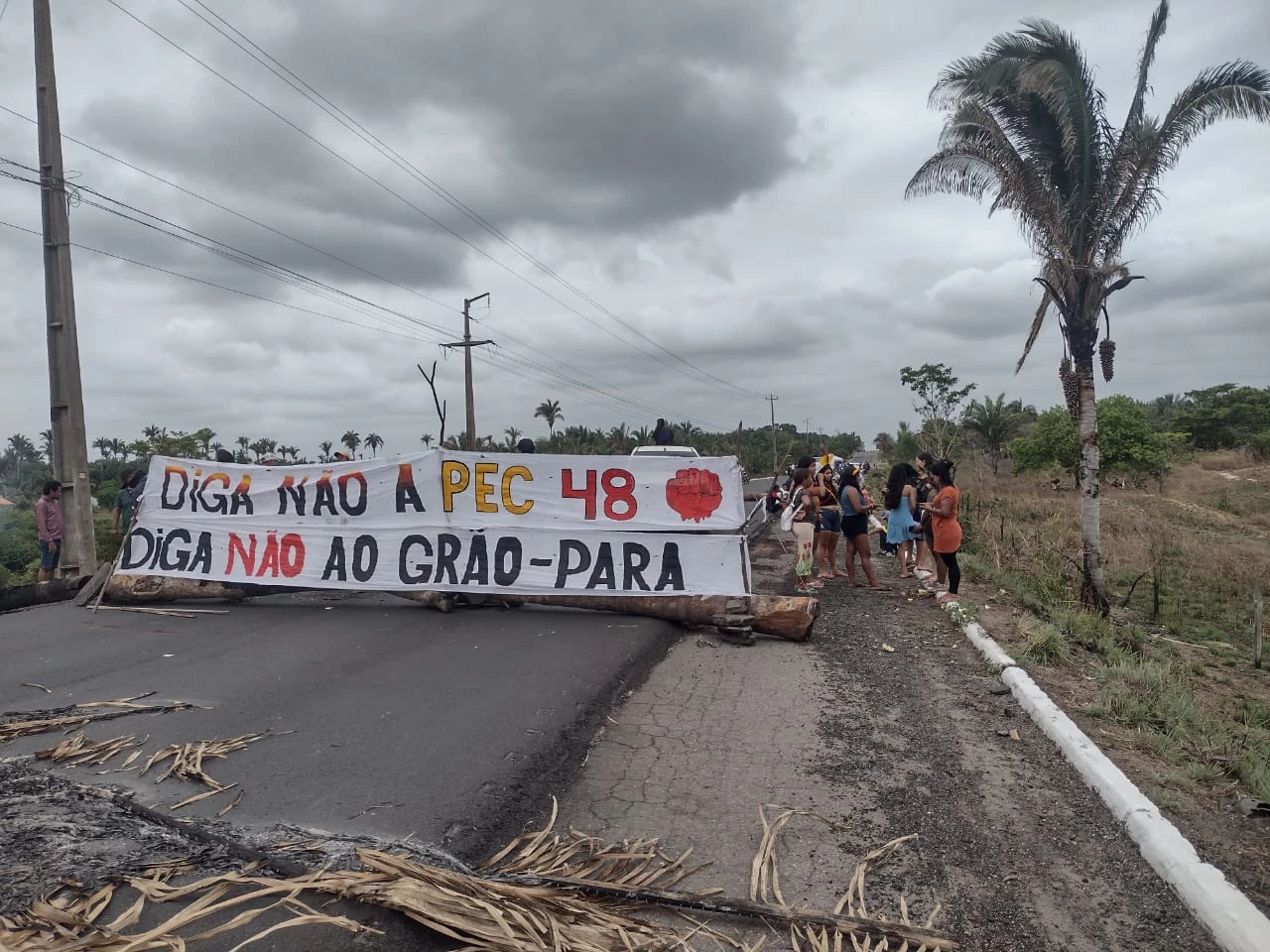 A manifestação foi organizada como forma de protesto contra a PEC-48, que poderá ser votada ainda nesta quarta no Senado Federal. (Foto: Erisvaldo Santos / TV Mirante)