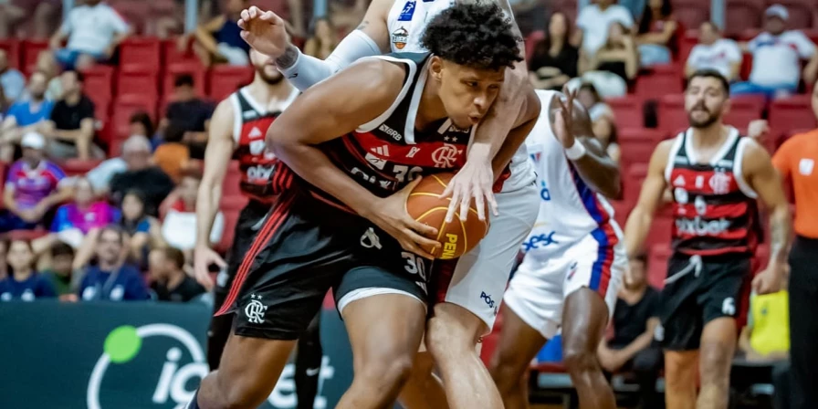 O pivô maranhense Ruan Miranda defende o Flamengo na temporada 2024/25.