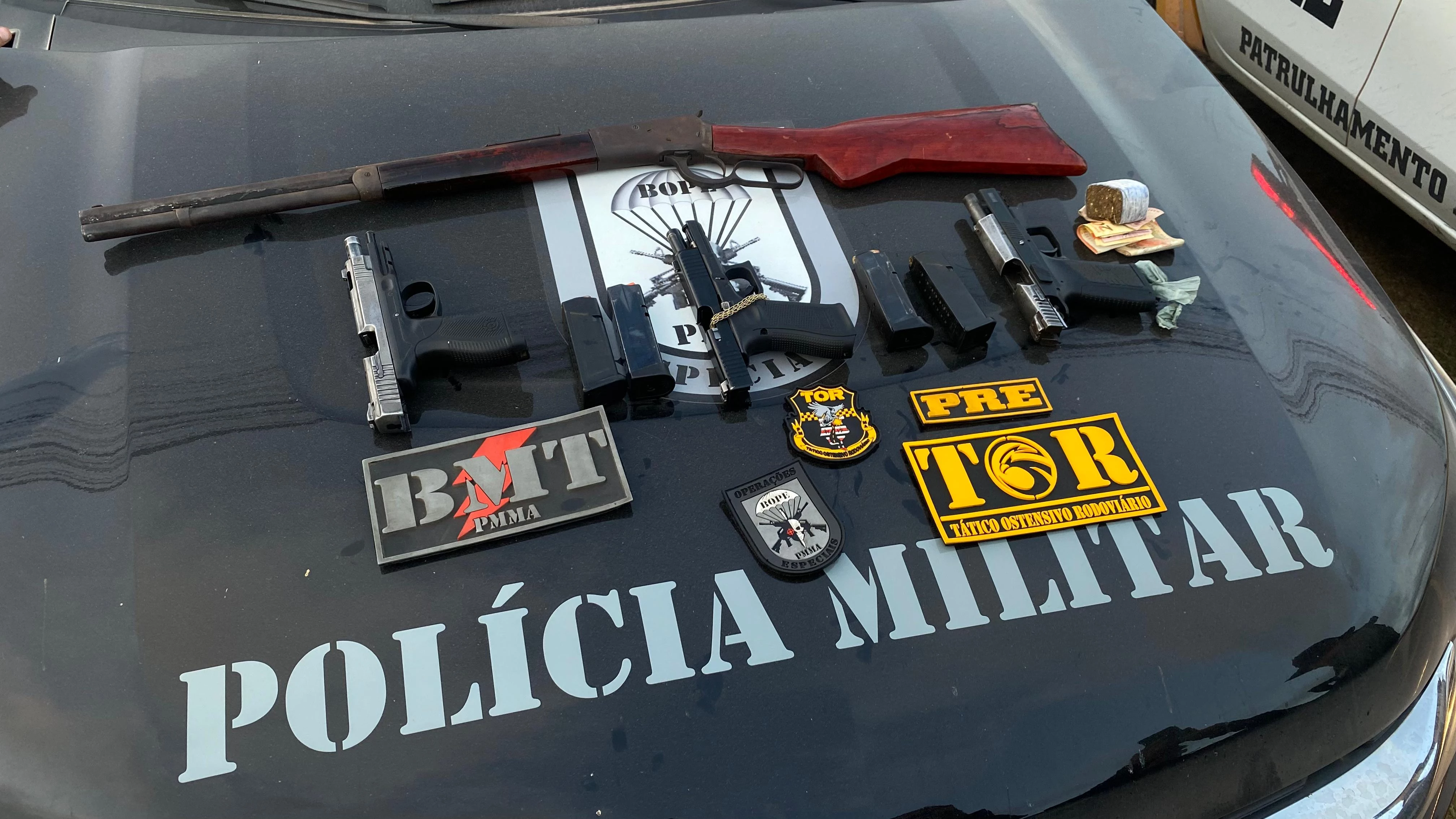 Armas apreendidas durante a operação da PMMA nessa quarta. (Foto: Divulgação/PMMA)