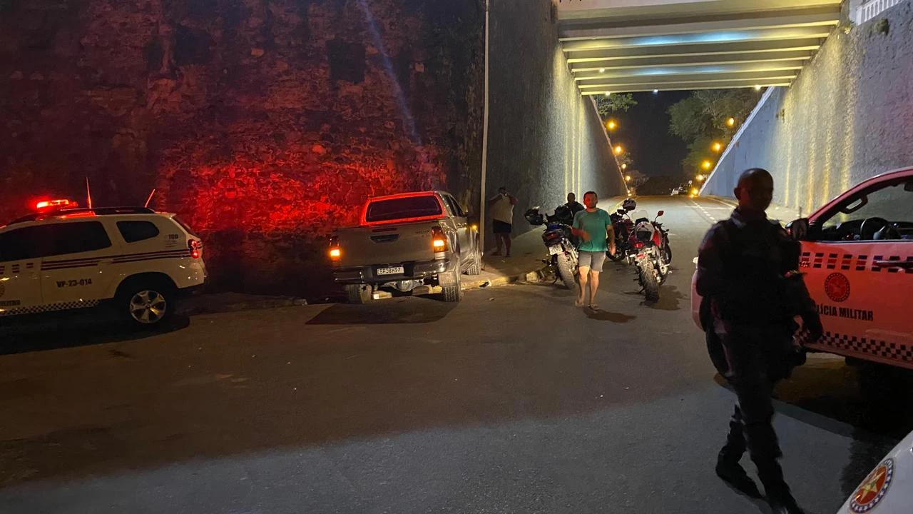 Condutor colidiu a caminhonete em muro na Avenida Beira-Mar. (Foto: Divulgação / PMMA)