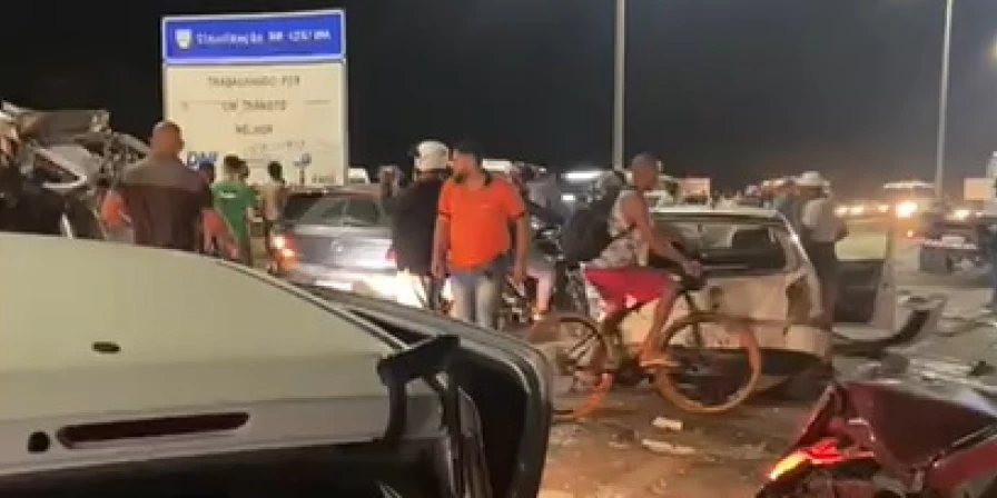 Acidente envolvendo vários veículos na BR-135 foi registrado na noite desta segunda-feira (4).