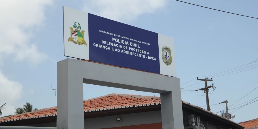 Delegacia de Proteção à Criança e ao Adolescente.