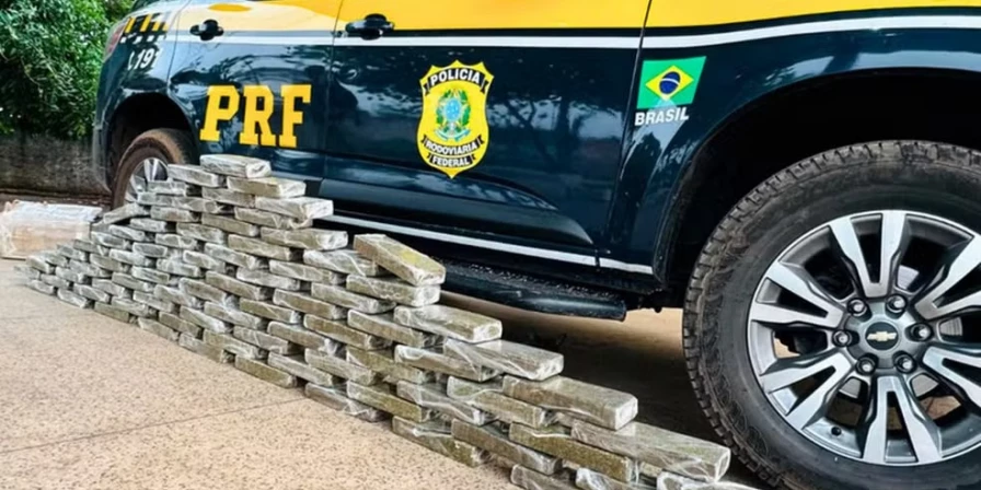 A droga estava dividida em 85 tabletes prensados e embalados com plástico transparente.