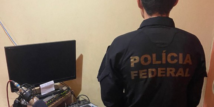 Durante a operação, foi cumprido um mandado de busca e apreensão no local identificado como instalação de rádio clandestina. (Foto: Divulgação / PF)