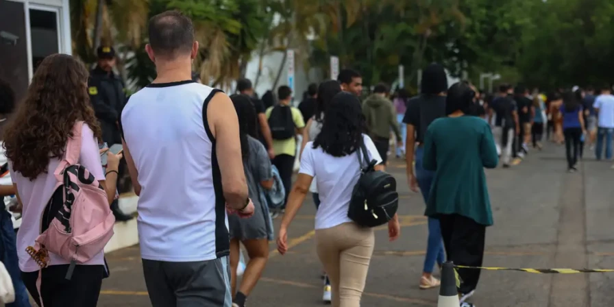 Neste domingo (10), os alunos realizaram as provas de ciências da natureza (física, química e biologia) e suas tecnologias e matemática.
