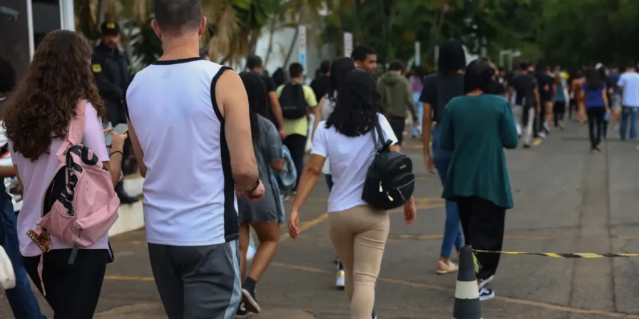 Alunos de escolas públicas que terminam o ensino médio em 2025 são isentos da taxa.
