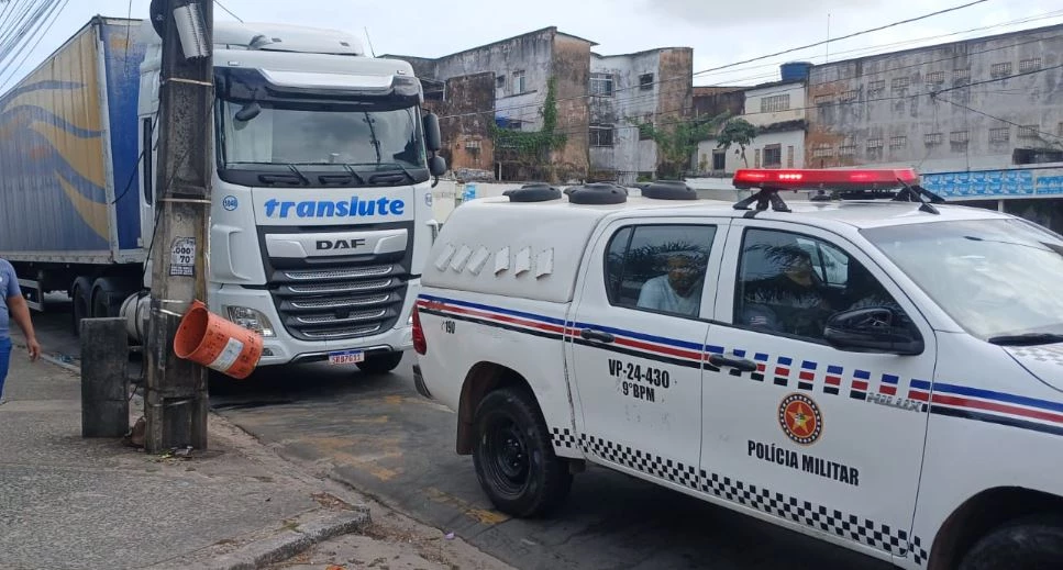 Caminhão foi interceptado no Centro. (Foto: Juvêncio Martins/TV Mirante)