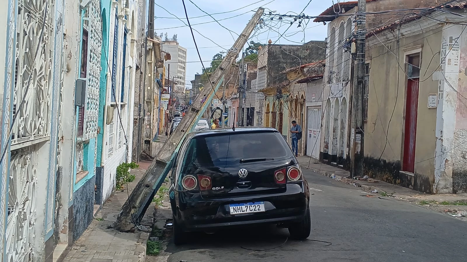 Carro ficou amassado após ser atingido por poste quebrado. (Foto: Juvêncio Martins/TV Mirante)