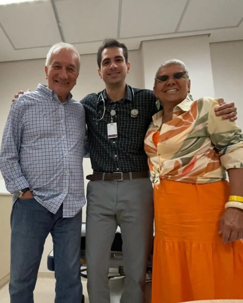 Rosário Saldanha e Fernando Albuquerque fazem moldura para o jovem médico Cardiologista e Arritmologista Vinicius Gago Saldanha Braga, filho dos maranhenses Ana Catarina Gago e Ivar Saldanha Braga, que ontem desembarcou em São Luís. Ele trabalha no Hospital Albert Einstein e veio com a esposa Paloma (médica pediatra) e os filhos para rever a família e matar saudades da terrinha