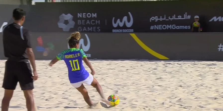 Adriele marcou duas vezes na vitória do Brasil