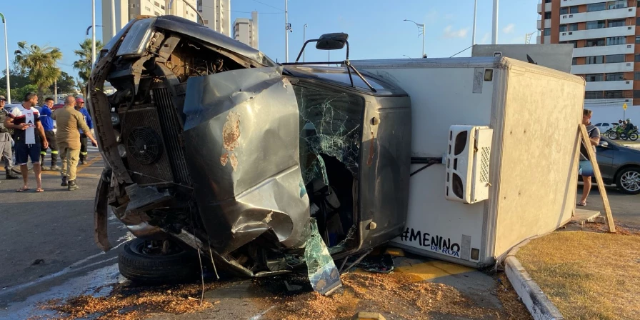 Caminhão tombou após bater em ônibus.