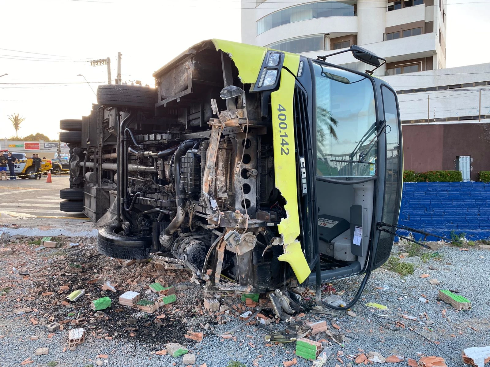 Ônibus tombou após ser atingido por caminhão em São Luís. (Foto: Adriano Soares / Grupo Mirante)