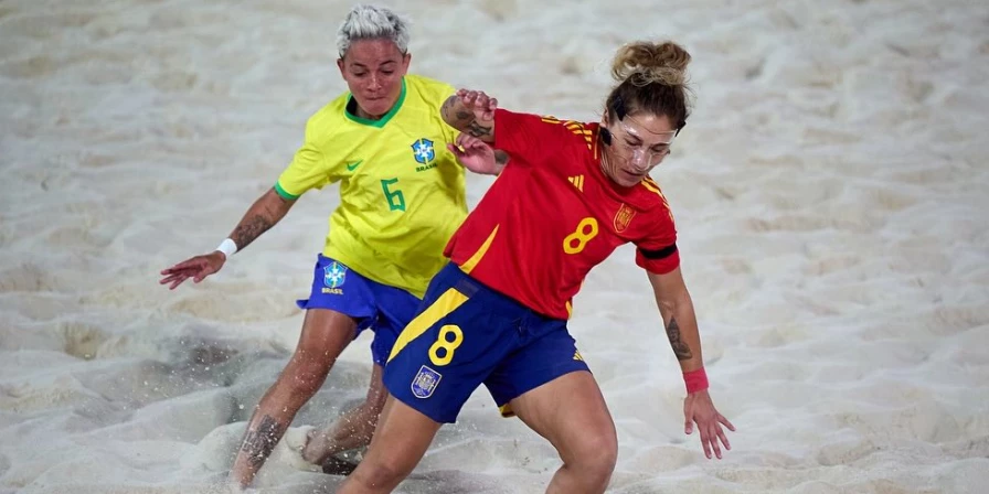 Lance da final do torneio feminino do NEOM Beach Games, entre Brasil e Espanha.