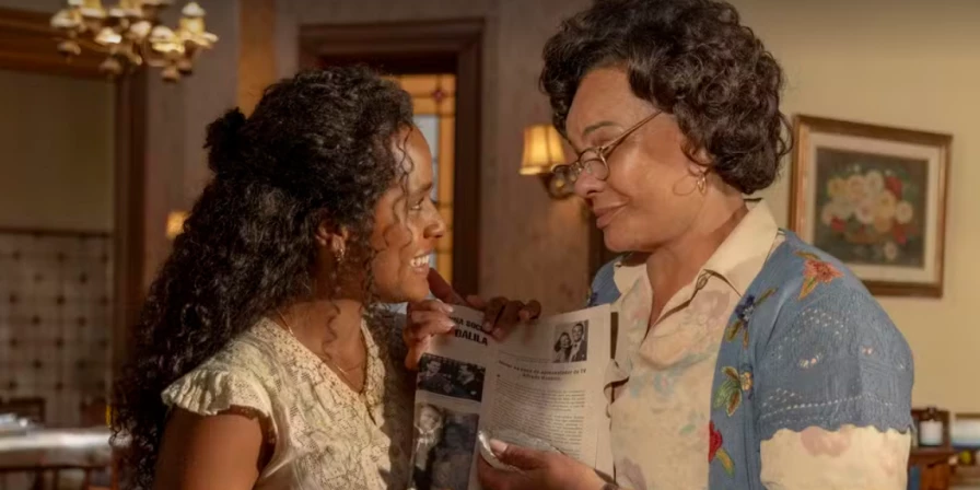 Beatriz é contratada como nova garota-propaganda da Perfumaria Carioca.