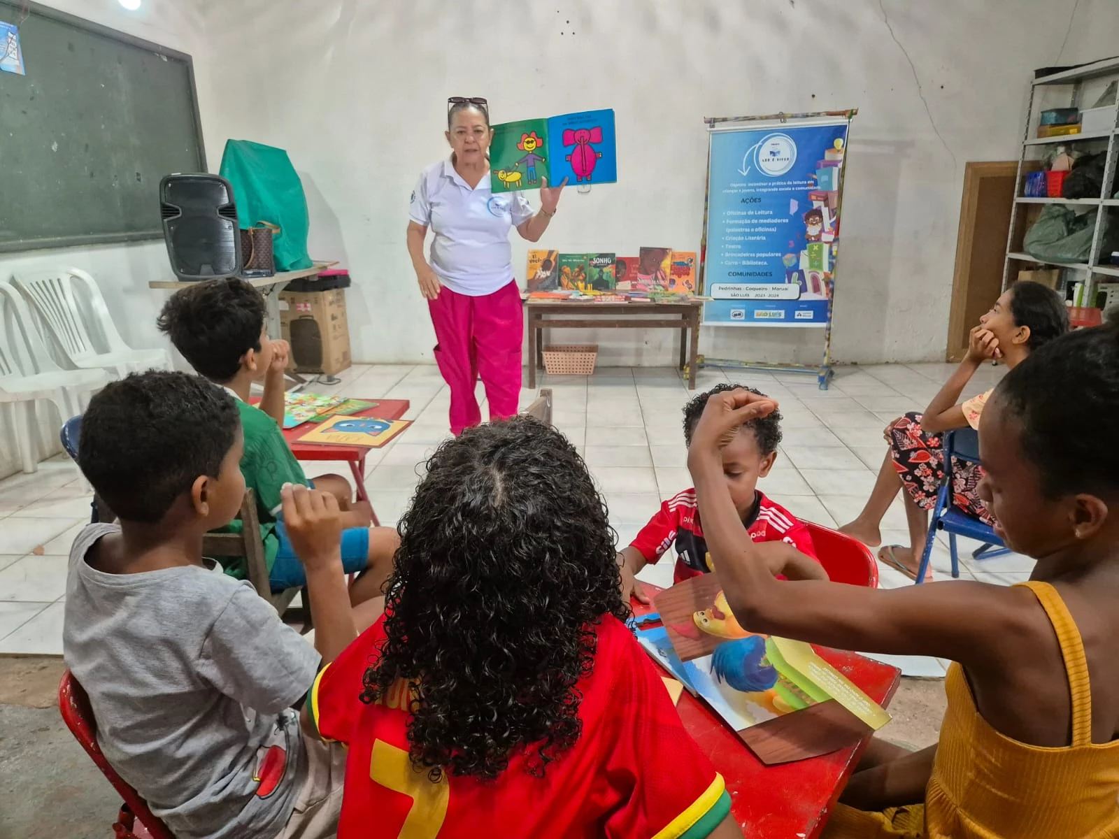 Bibliotecária Rosa Maria Ferreira Lima, coordenadora do projeto, durante atividade de leitura com crianças da zona rural