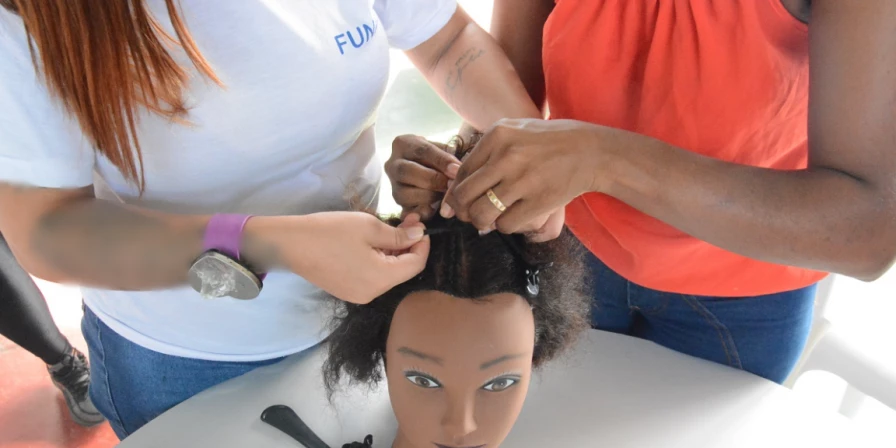 Oficina de tranças no Centro Socioeducativo Florescer.