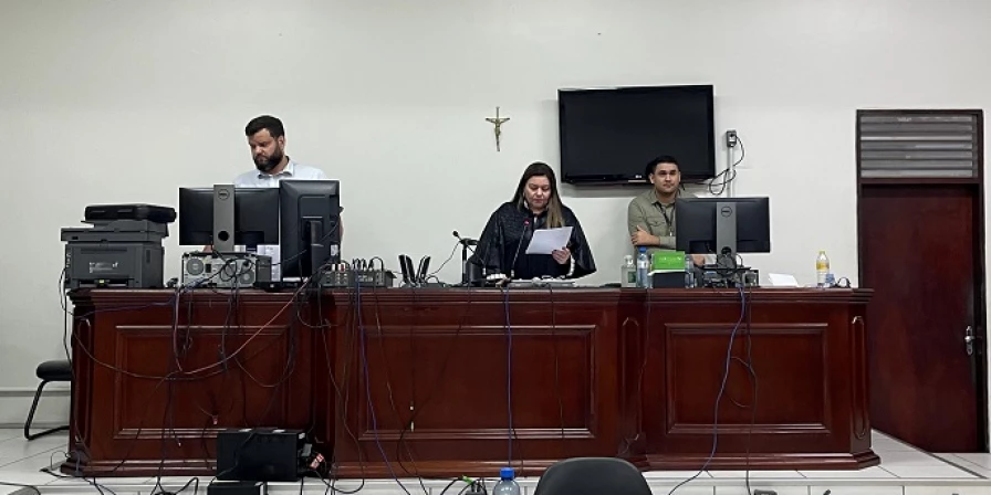 Juíza Edilza Barros, ao centro, lendo a sentença durante julgamento em Imperatriz.