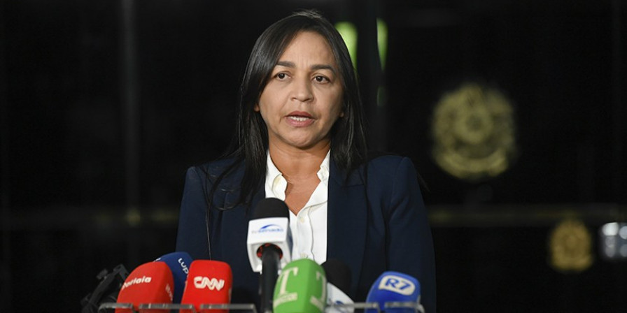 Eliziane Gama se distancia do Palácio dos Leões