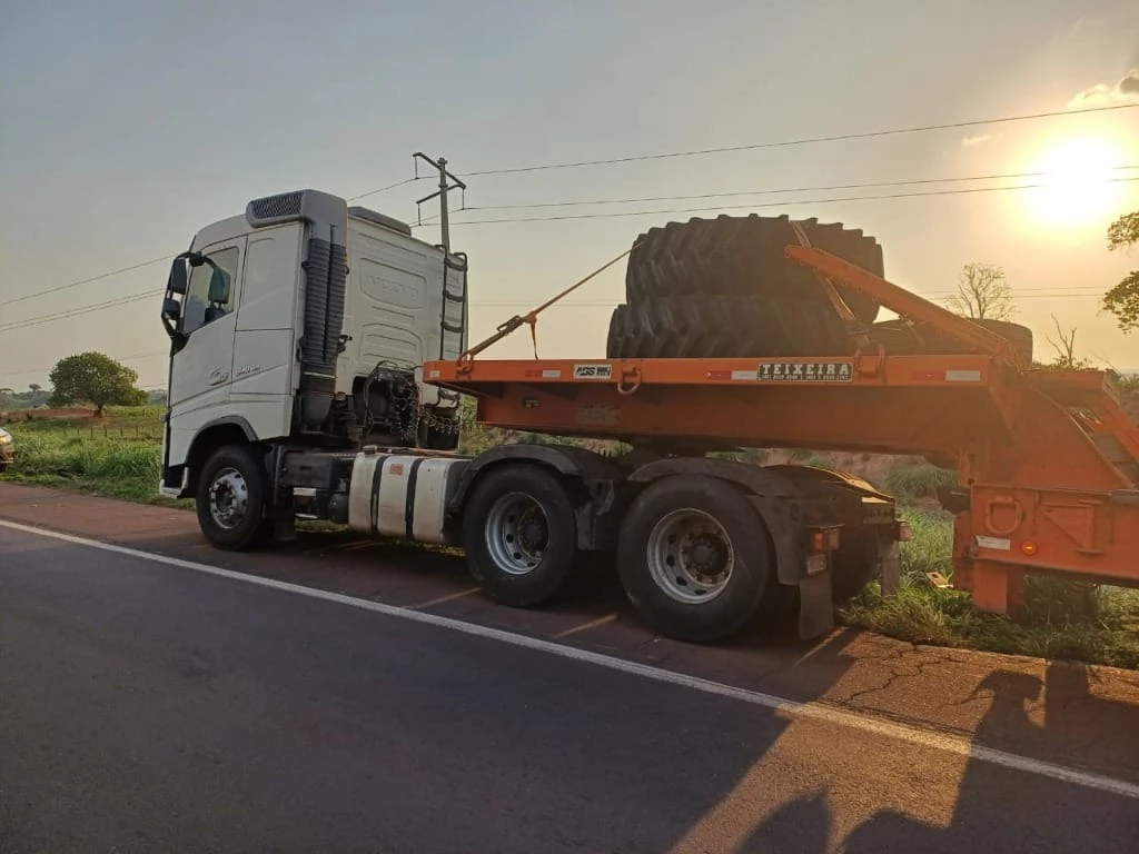 Carreta envolvida em acidente fatal na BR-010. (Foto: Divulgação/PRF-MA)