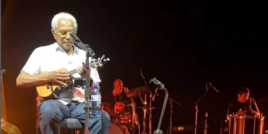 Paulinho da Viola passando o som antes do show