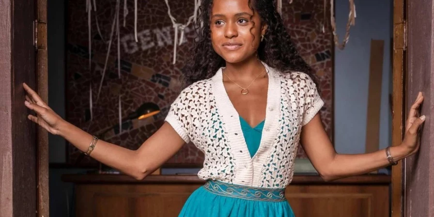 Beatriz afirma a Beto que ainda desconfia de seu comportamento com Basílio, e Bia registra.