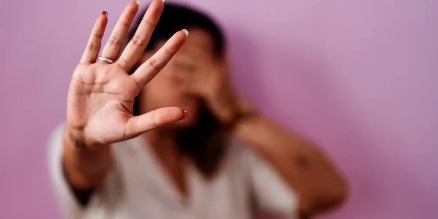 As vítimas dessa prática frequentemente têm receio de falar sobre violência e, quando o fazem, muitas são desencorajadas a denunciar.