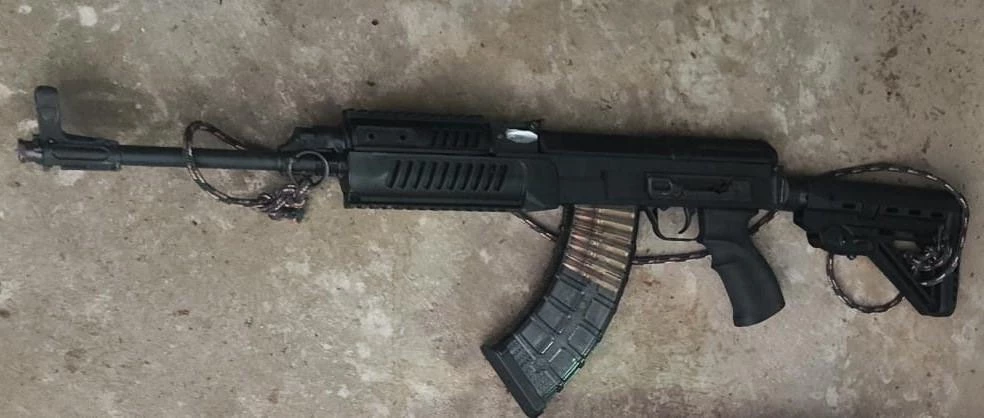 Fuzil apreendido com o investigado. (Foto: Divulgação/Polícia Civil)