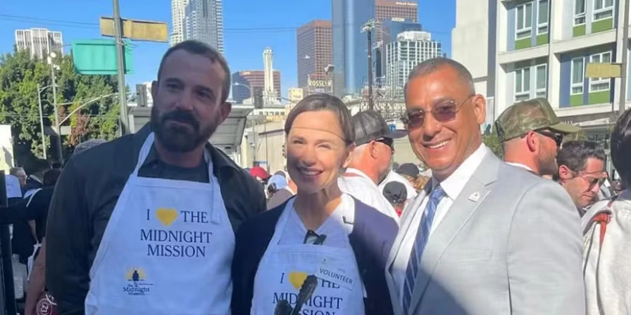 Ben Affleck e Jennifer Garner em trabalho voluntário.