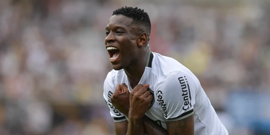 Craque da final, atleta foi bastante criticado nos últimos dias pelo atacante Hulk e se redimiu dentro de campo