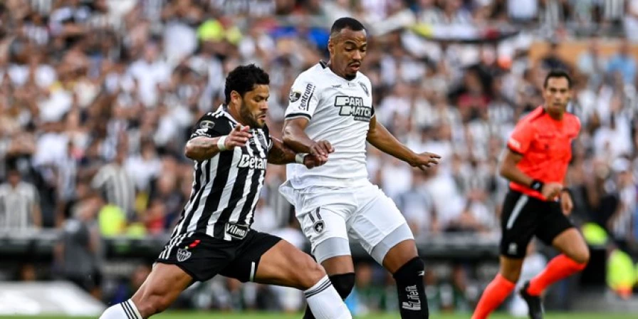 O Botafogo venceu neste sábado, com um a menos - após a expulsão do volante Gregore