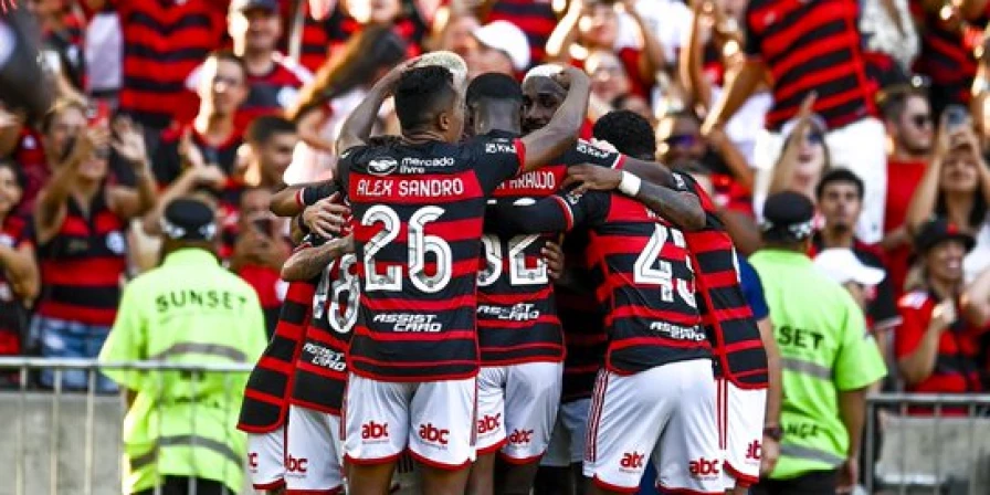 Com Maracanã mais uma vez com bom público, Flamengo adianta jogo no primeiro tempo