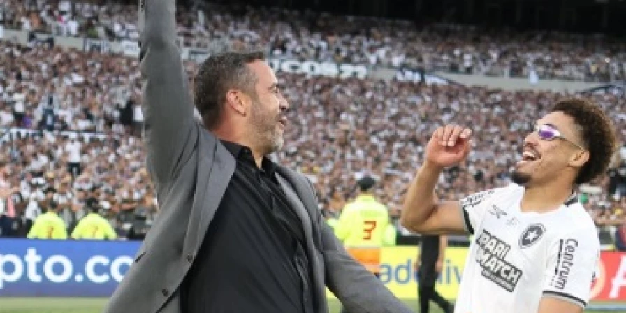Adryelson comemora tútulo com o técnico Artur Jorge
