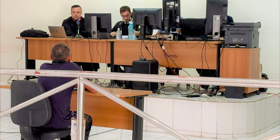 Juiz Marco Antônio, ouvindo uma testemunha durante julgamento em Olinda Nova. (Foto: Divulgação / CGJ-MA)
