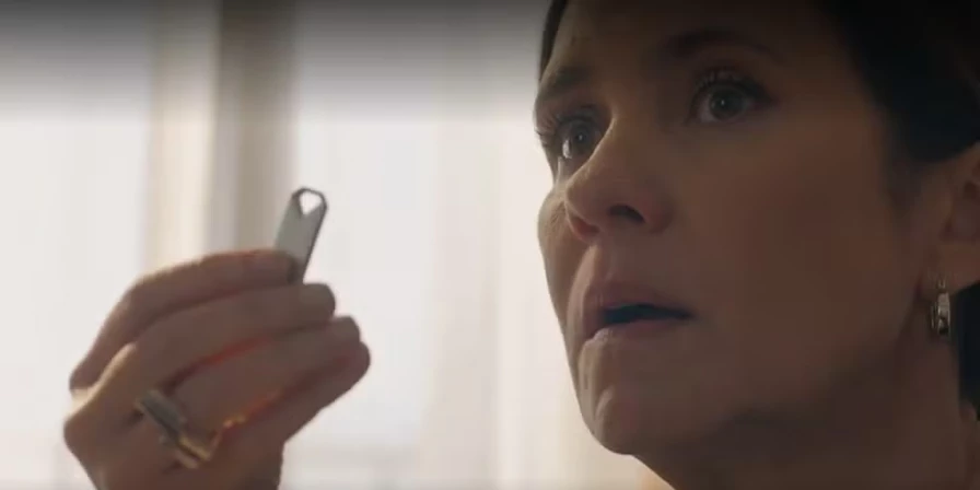 Mania de Você: Mércia foge do apartamento de Cida com o pendrive