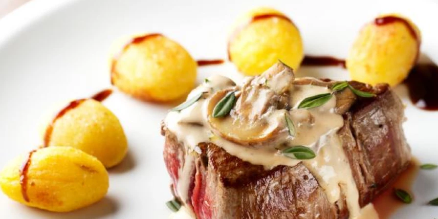 Receita de bife ao molho de maionese com manjericão.