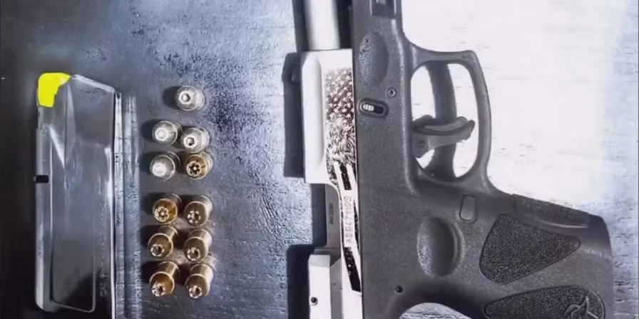 No local, a polícia apreendeu um celular, uma pistola com munição e uma moto que estava sendo utilizada no momento do roubo.