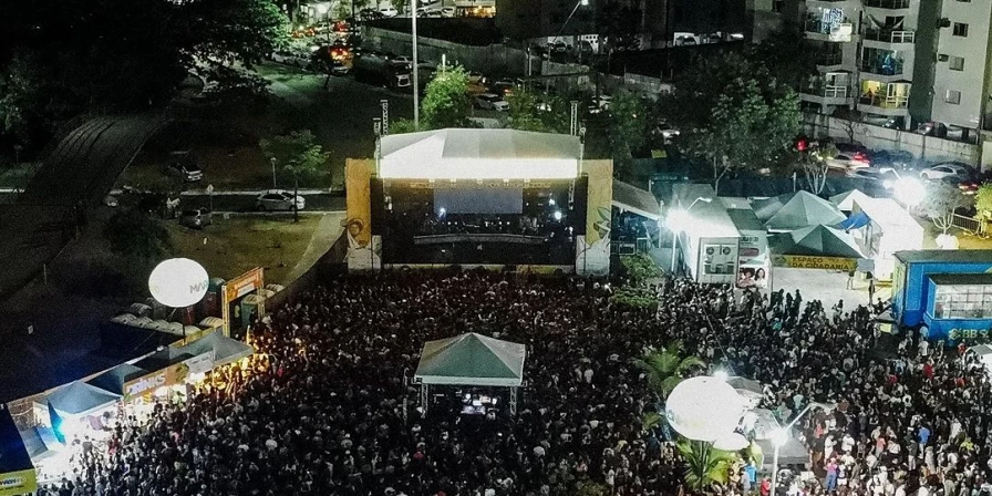 Hoje, o palco principal será tomado de muita energia com a sambista Leci Brandão.