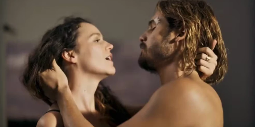 Filipa (Joana de Verona) e Rudá (Nicolas Prattes) tiveram uma paixão ardente em Portugal