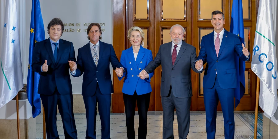 Representantes do Mercosul e da União Europeia após reunião no Uruguai