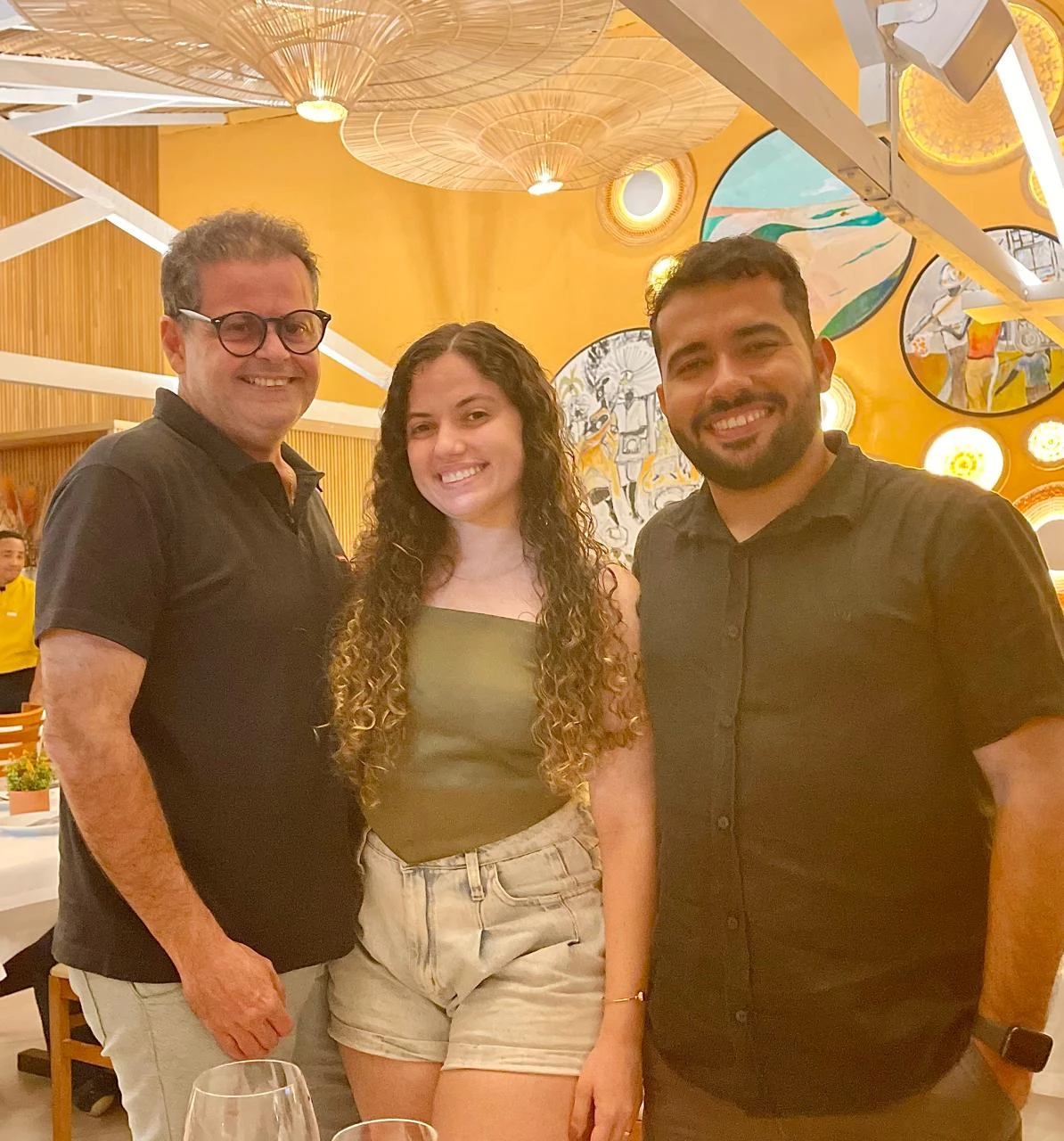 O empresário Daniel Aragão de Albuquerque Filho com a filha Ana Catarina e o genro Felipe Cunha, no jantar de domingo no restaurante Cabana do Sol